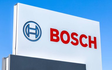 Samara, Rusya - 14 Mayıs 2020: Bosch amblemli işaret panosu mavi gökyüzüne karşı. Bosch çok uluslu bir mühendislik ve elektronik şirketi.