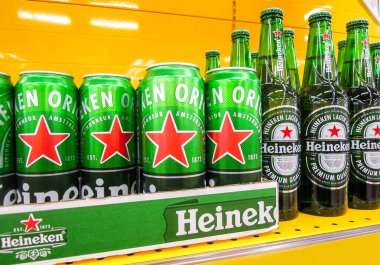 Samara, Rusya - 18 Mart 2020: Heineken alkolik birası süpermarketteki rafta satışa sunuldu. Çeşitli alkollü içecekler ve alkollü içecekler