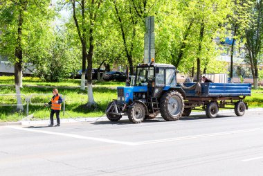 Samara, Rusya - 14 Mayıs 2020: Yol asfalt yolda çitlerle çevrili kaldırım taşı üzerinde çalışıyor 