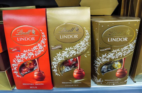 Samara Russia November 2019 Lindt Lindor Chocolates Boxes Supermarket Shelf — Stock Photo, Image
