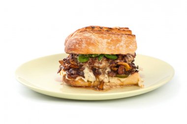 Kare hamburger mantar chanterelles üzerinde rustik tarzı ile