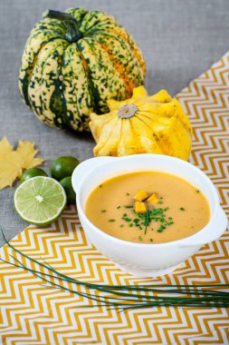 Kireç ile vejetaryen Jamaika balkabağı çorbası