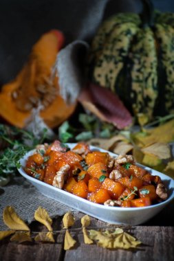 Bir ihale pişmiş kabak bal, fındık ve kekik ile bırakır. Shooti