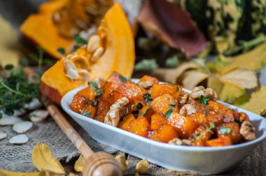 Fındık ve kekik ile pişmiş kabak bal sır altında bırakır