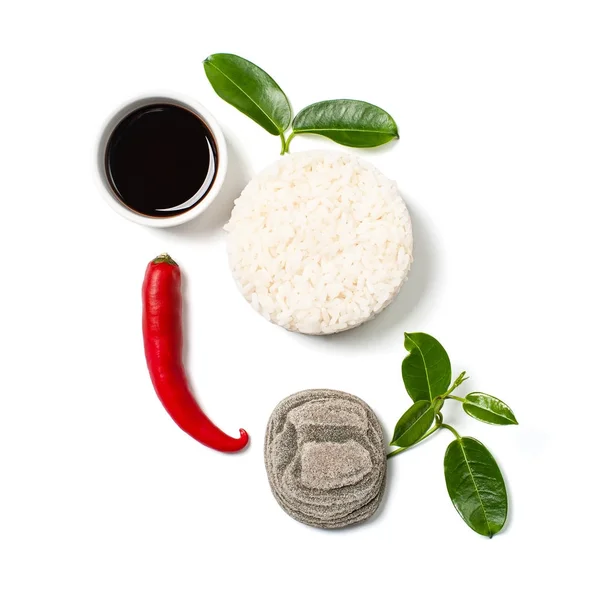 Riz, piment et sauce soja sur fond blanc — Photo