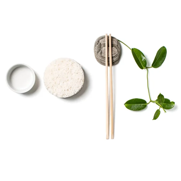 白米饭、 筷子在白色背景上的组成 — 图库照片