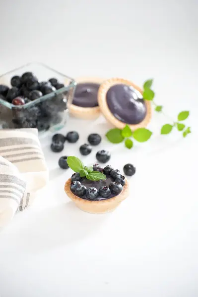 ताजे बेरीसह सजवलेले ब्लूबेरी क्रीमसह टार्टलेट्स — स्टॉक फोटो, इमेज