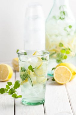 Limonata limon, gelen nane gasiron su ile