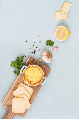 Patlıcan mus, pişmiş bir peynir kabuk ve maddeler altında üzerinde bir