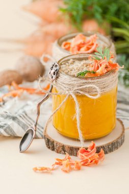 Havuç Mus bir açık bej renkli cam kavanozda