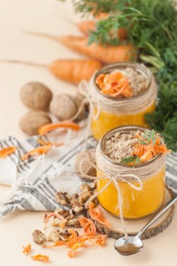 Hafif bir şeftali backgr üzerinde bir cevizli havuçlu puding iki kavanoz