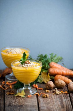 Havuç puding ezilmiş fındık ile cam kase içinde servis edilir