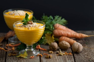 Havuç puding siyah bir zemin üzerine ezilmiş ceviz ile