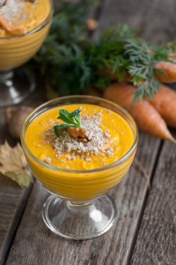 Eski ahşap masa ezilmiş ceviz ile havuç puding