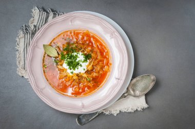 Lahana çorbası bir vintage domates ile plaka üzerinde gri bir taş ta