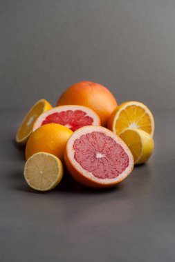 Greyfurt, portakal ve limon gri bir arka plan üzerinde