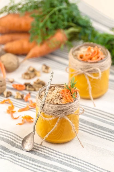 Havuç puding doku peçeteye rendelenmiş ceviz ile