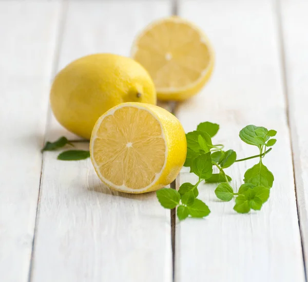 Olgun limon ve nane dal bir beyaz ahşap tablo