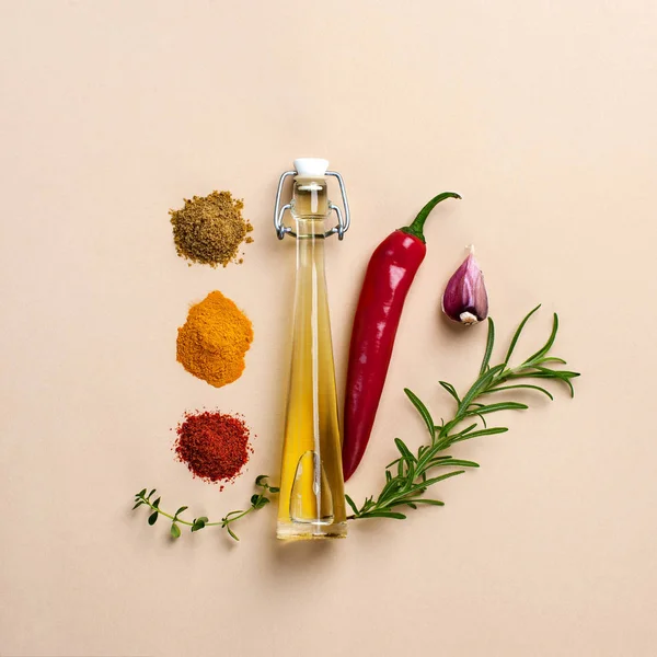 Olijfolie, een tak van rozemarijn, hete pepers, knoflook en kruiden — Stockfoto