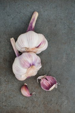 Mavi-gri taş zemin üzerine genç sarımsak