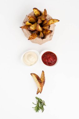 Biberiye, domates sosu ve mayonez WHI üzerinde fırında patates