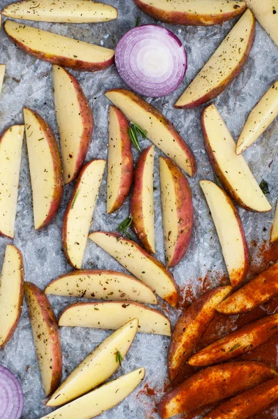 Pommes de terre coupées crues aux épices, cuites pour la cuisson — Photo