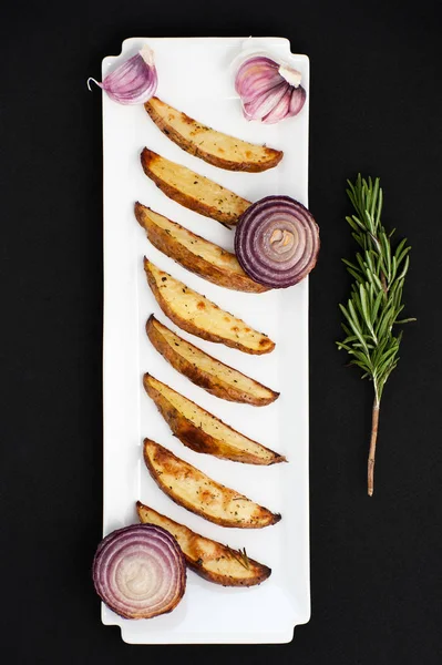 Pommes de terre cuites au four et lus rouges au romarin et à l'ail sur un r blanc — Photo