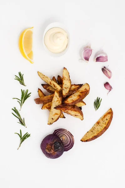 Bratkartoffeln mit Rosmarin und Knoblauch, serviert mit Aioli-Sauce — Stockfoto