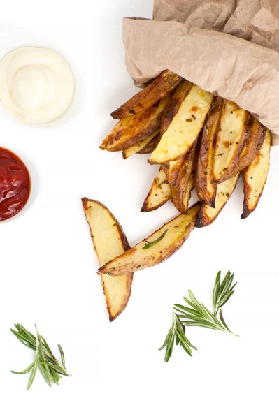 Tranches de pommes de terre cuites au four avec romarin, sauce tomate et mayonnais — Photo