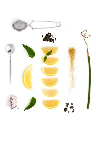 Marmeladenscheiben, Minze, grüner Tee und Zucker auf weißem Hintergrund — Stockfoto