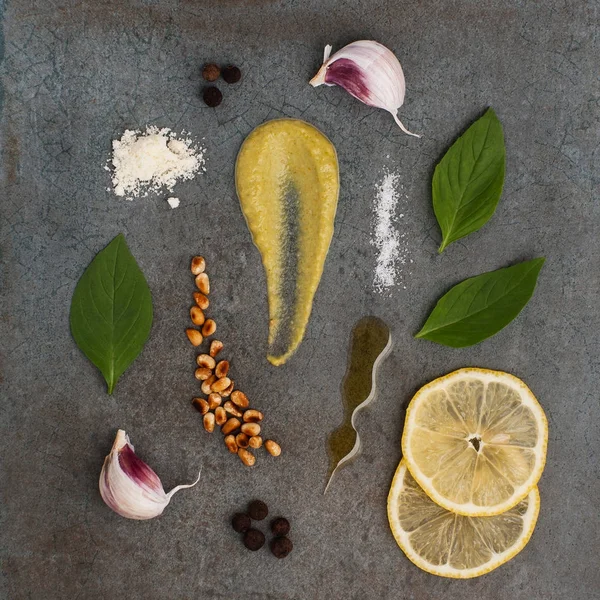 Zutaten für Pesto-Sauce und Kirschtomaten auf einem Stein — Stockfoto