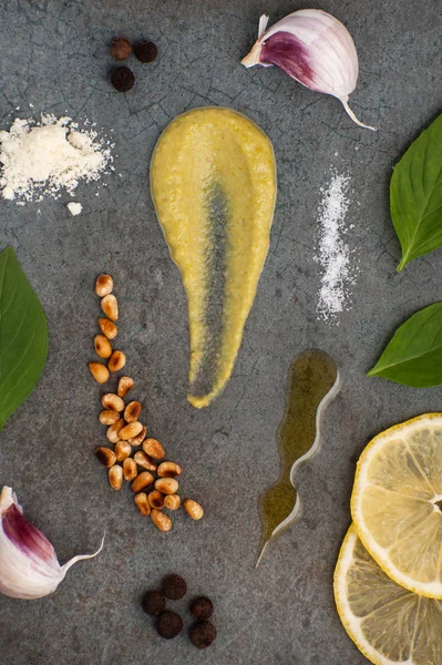 Pesto-Sauce und Zutaten für ihre Zubereitung auf einem Stein textu — Stockfoto