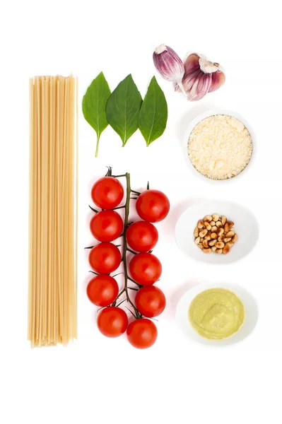 Set zum Kochen von Pasta mit Pesto-Sauce und Tomaten auf einem weißen B — Stockfoto