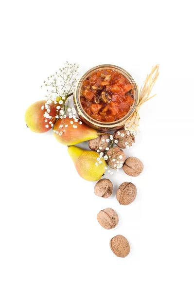 Hruška džem s vlašskými ořechy ve skleněné nádobce na bílém pozadí horní v — Stock fotografie
