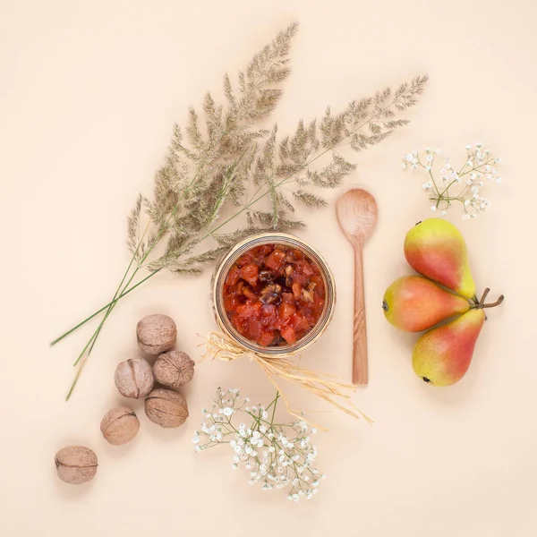 Komposition mit Birnenmarmelade, Birnen, getrockneten Kräutern und Walnüssen auf einem l — Stockfoto