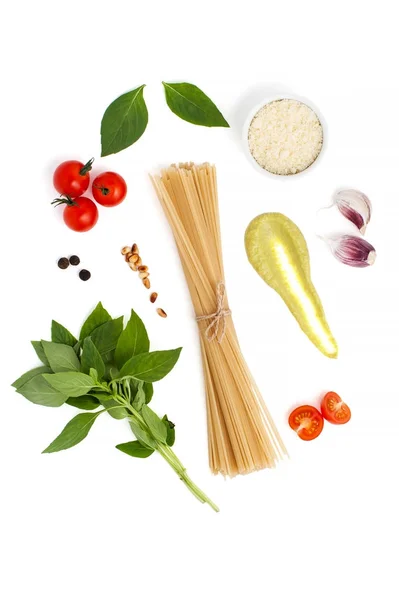 Zutaten zum Kochen von Spaghetti mit Pesto-Sauce und Tomaten Stockfoto