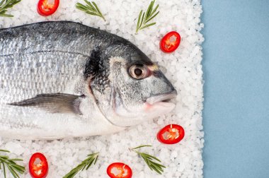 Dorado balık biberiye ve tuz Gedalya üzerinde chili biber ile