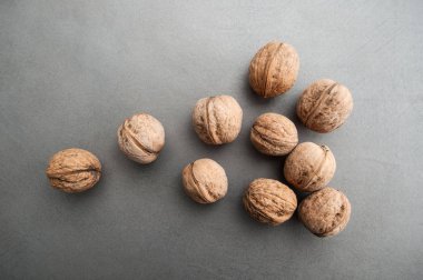 Gri desenli taş masaya kaplarda ceviz