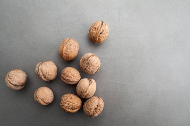 Ücretsiz spa hizmeti ile gri desenli taş tabloda kaplarda ceviz