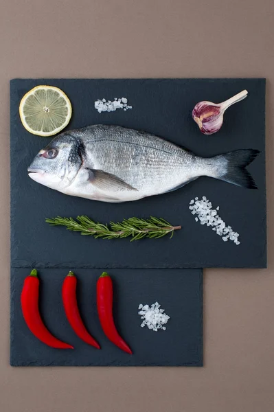 Peixe Dorado fresco, pimenta, alho, limão, alecrim e sal — Fotografia de Stock