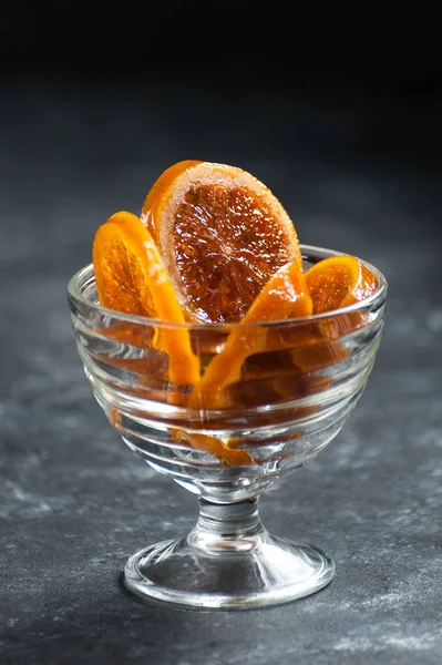 Naranjas caramelizadas en una delicada vajilla de vidrio — Foto de Stock