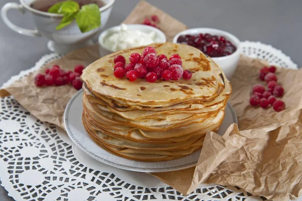 Empilement de crêpes servies avec des canneberges fraîches, crème sure et — Photo