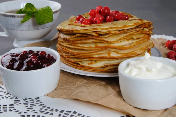 Pannenkoeken geserveerd met zure room, verse cranberries en cranberry — Stockfoto