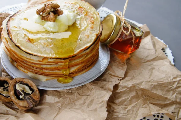 Stack av pannkakor på en papper servett, serveras med honung och walnu — Stockfoto