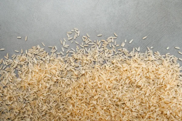 Croupe de riz gros plan sur une table en pierre grise — Photo