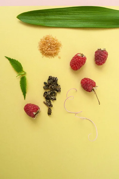 Reife Himbeeren, Zucker, Minzblätter und eine Streuung von grünem — Stockfoto