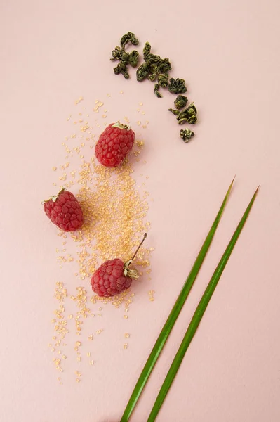 Frambuesas maduras, azúcar y una dispersión de té verde en una pasta — Foto de Stock