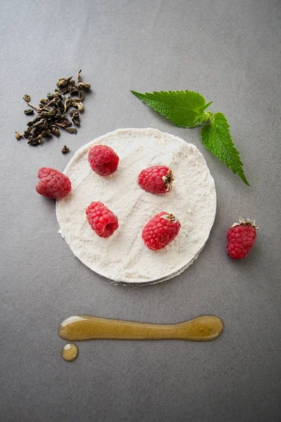 रास्पबेरी बेरीज, पावडरदार साखर, हिरवा चहा, मिंट आणि मध वर — स्टॉक फोटो, इमेज