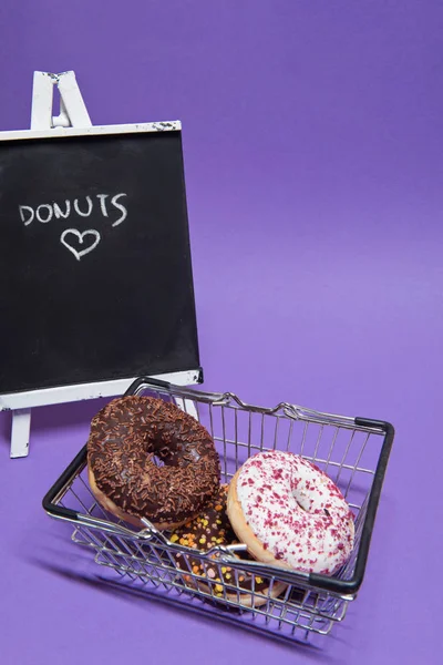 Macro tiro de rosquinhas sobre roxo — Fotografia de Stock