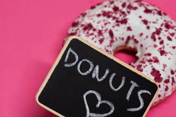 Macro shoot of donut on pink — Stock Photo, Image